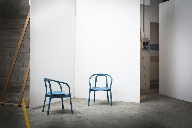 design-moebel-blau-stuhl-grau-boden-betonoptik-weiss-waende-EVOQUE