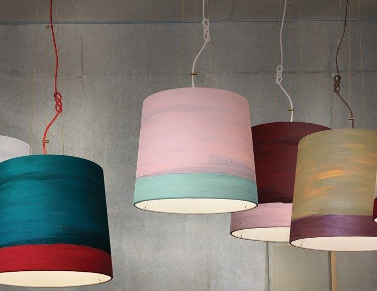 design-moebel-pendelleuchte-rosa-himmelblau-zylinderform-lampenschirm-wand-betonoptik-BLOSSOM