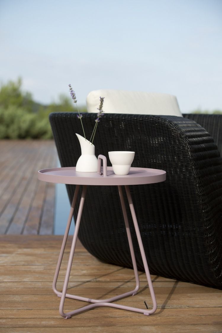 design-moebel-rosa-beistelltisch-weiss-teeset-schwarz-sofa-holzboden-terrasse-ON-THE-MOVE