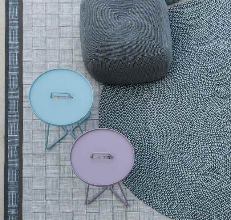 design-moebel-runder-beistelltisch-rosa-himmelblau-grau-hocker-teppich-ON-THE-MOVE