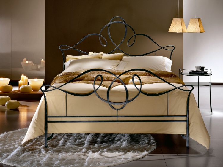 design-moebel-schlafzimmer-schwarz-bett-weiss-bettwaesche-beige-pendelleuchten