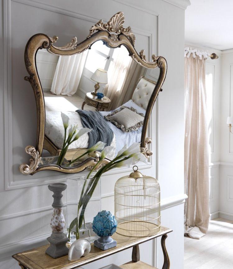 design-moebel-schlafzimmer-spiegel-zierstuck-tisch-beige-gardinen-weiss-wand