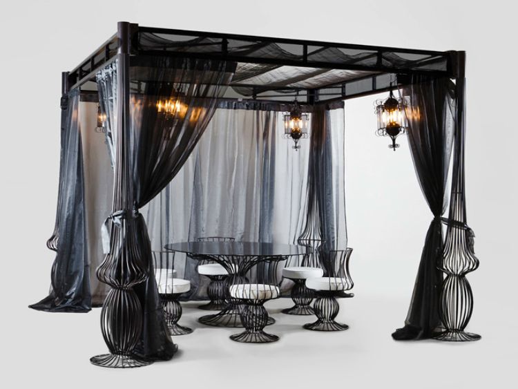 design-moebel-schwarz-gardinen-pavilon-tisch-stuehle-glas-leuchten