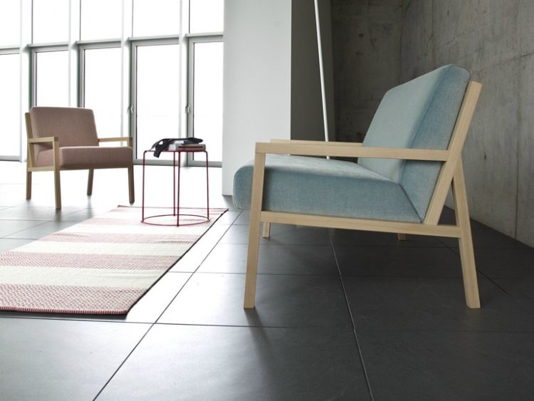 Design Möbel sessel-blau-rosa-hell-holz-gestell-gestreif-teppich-schwarz-bodenfliesen-PARIS