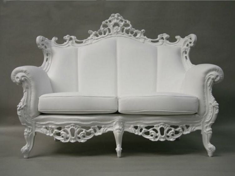 design-moebel-sofa-weiss-renaissance-zierstuck-weiss-leder-grau-wand