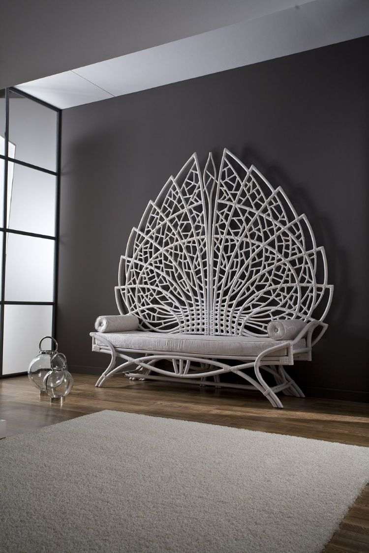 design-moebel-wess-sofa-teppich-runde-kissen-holz-boden-glaswand