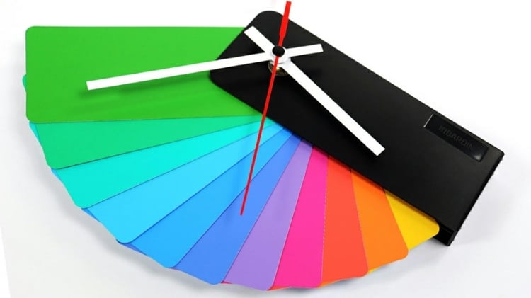 design-wanduhr-regenbogen-farben-idee-uhrzeit-accessoire