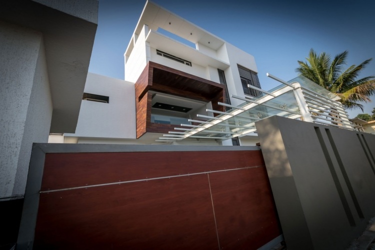 einfamilienhaus-india-moderne-architektur-design-palmen-fassade