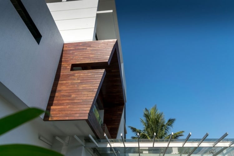 einfamilienhaus-modern-terrasse-holz-ueberdachung-glas-palmen-india