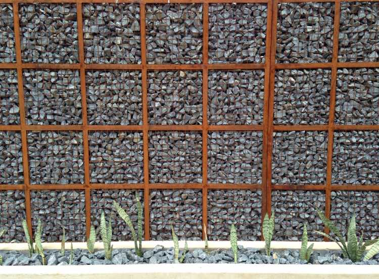 gabionenwand-gabionenzaun-moderne-gartengestaltung-cortenstahl-rost-effekt-agave-pflanzen
