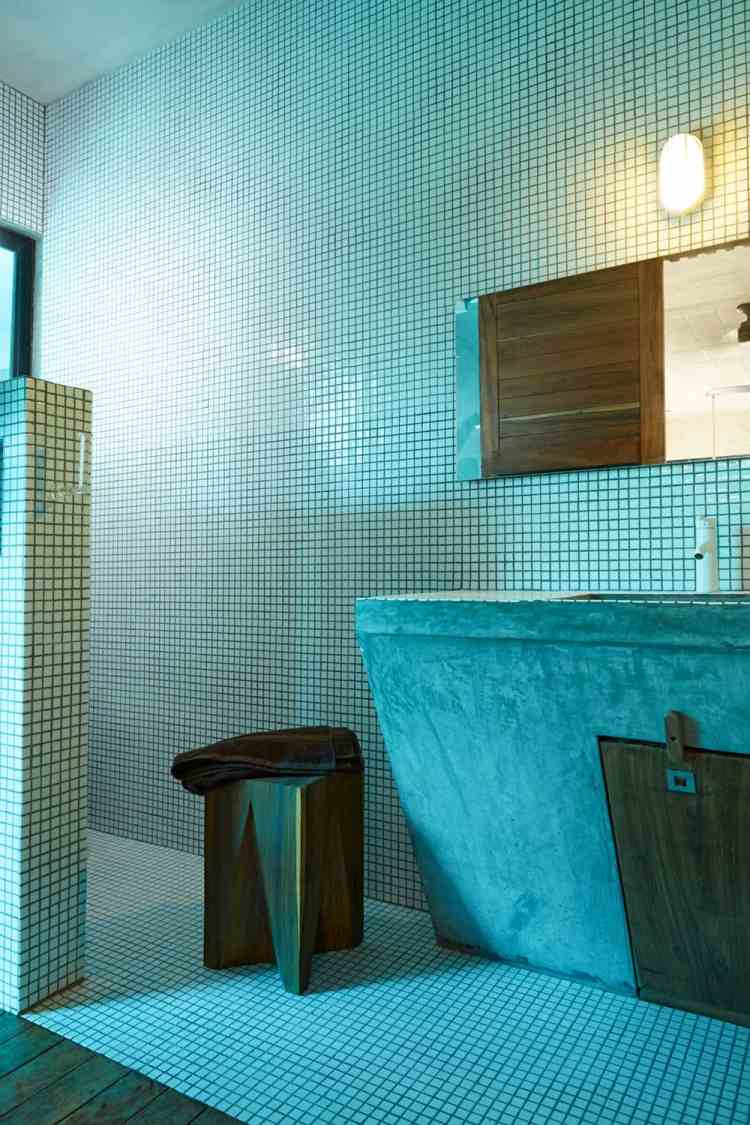 geometrische-formen-farben-badezimmer-mosaik-weiss-beton-hocker