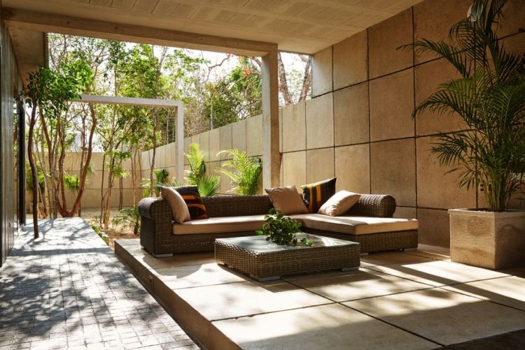 geometrische-formen-farben-garten-terrasse-beton-ueberdachung-palmen