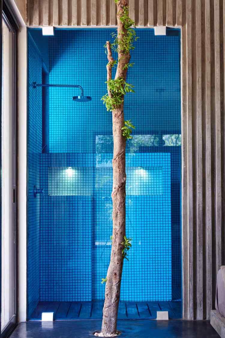 geometrische-formen-farben-modernes-haus-blau-badezimmer-mosaikfliesen-regendusche