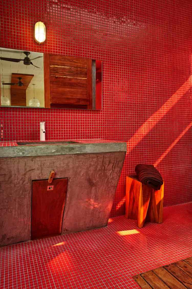 geometrische-formen-farben-modernes-haus-rot-badezimmer-beton-mosaikfliesen-minimalistisch