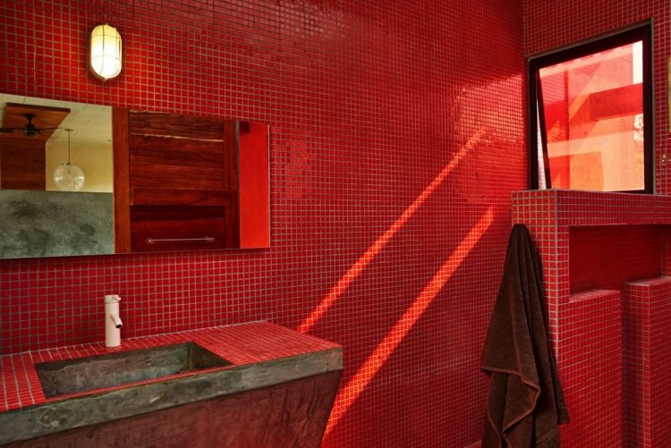 geometrische-formen-farben-rot-badezimmer-mosaik-fliesen-waschbecken-gemauert