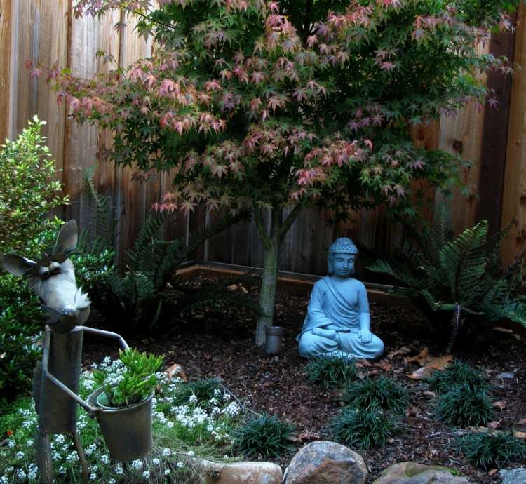 gestalten-garten-klein-idee-baum-pflanzen-buddha-steingarten