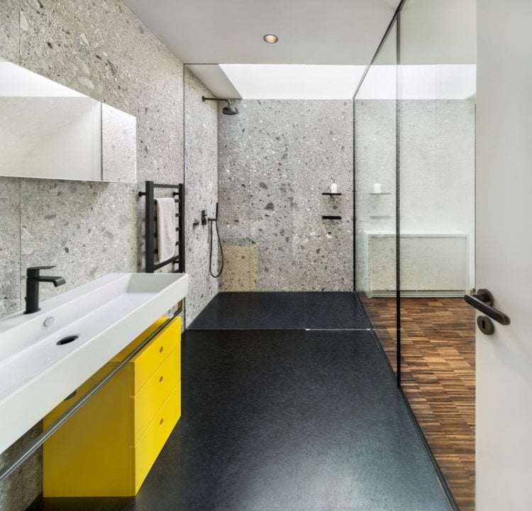 glas-waende-innen-badezimmer-modernes-design-minimalistisch-schwraz-naturstein