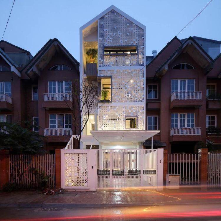 Hausfassade gestalten -modern-rehenhaus-abend-strasse-beleuchtung-zaun