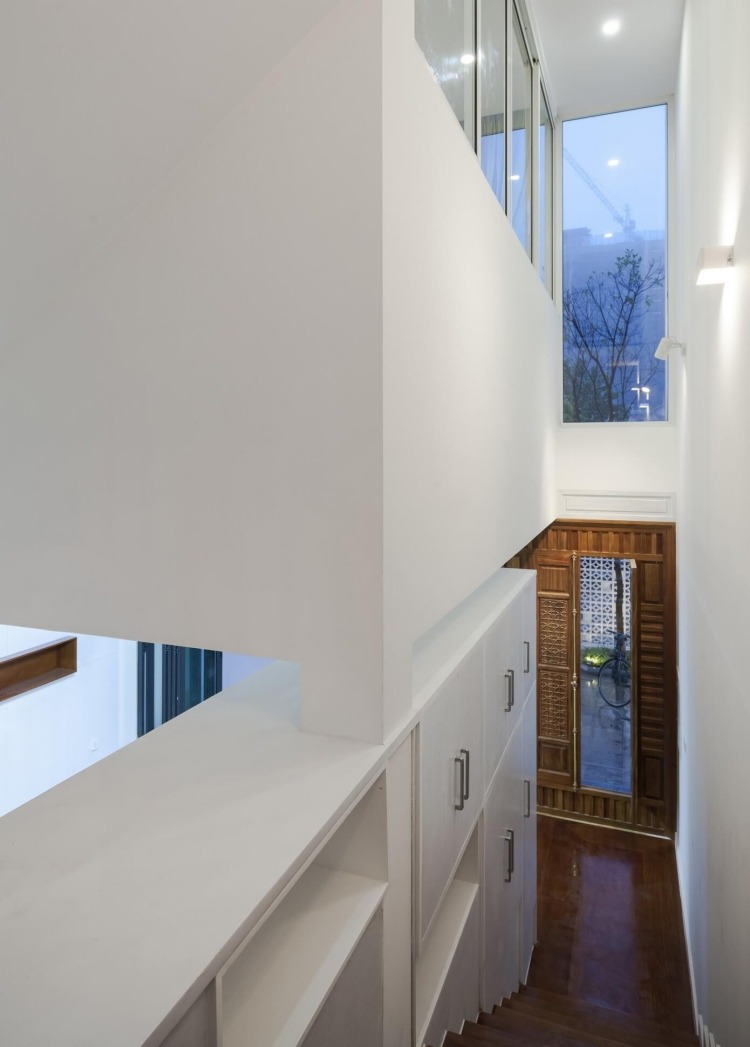 hausfassade-gestalten-modern-rehenhaus-haustuer-flur-treppe-weiss