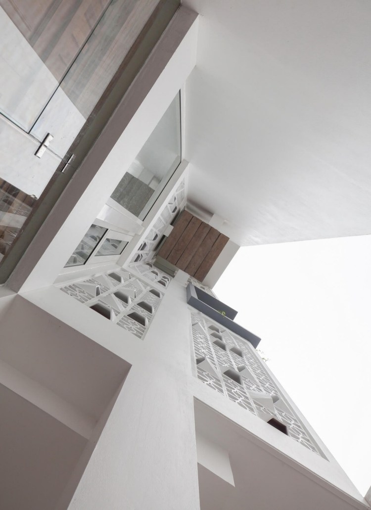 hausfassade-gestalten-modern-rehenhaus-terrasse-weiss-struktur-sichtschutz