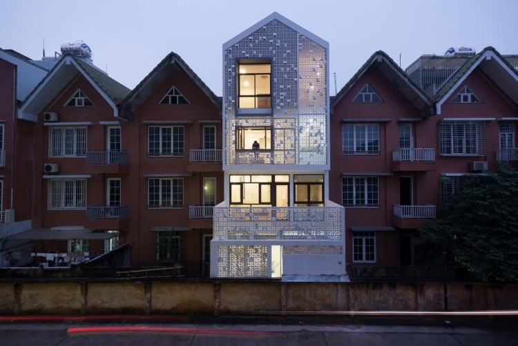 Hausfassade gestalten -modern-rehenhaus-weiss-struktur-ornamente-design