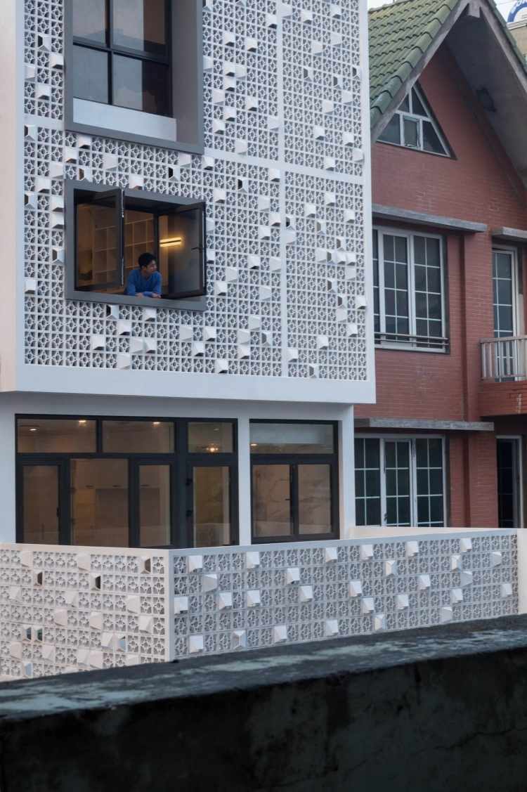 hausfassade-gestalten-modern-rehenhaus-weiss-terrasse-design-struktur