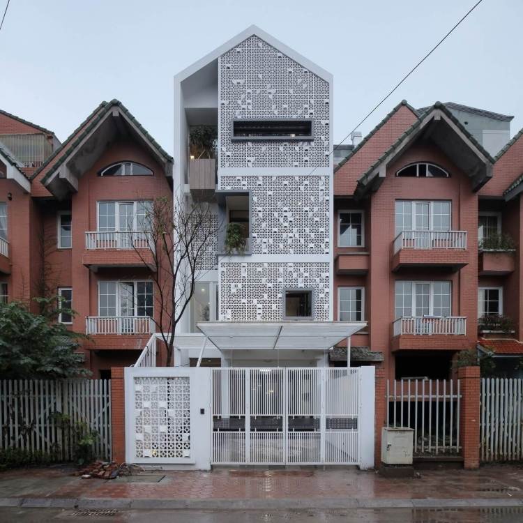 Hausfassade gestalten -modern-rehenhaus-weiss-zaun-struktur-design-terrasse-strasse-haus