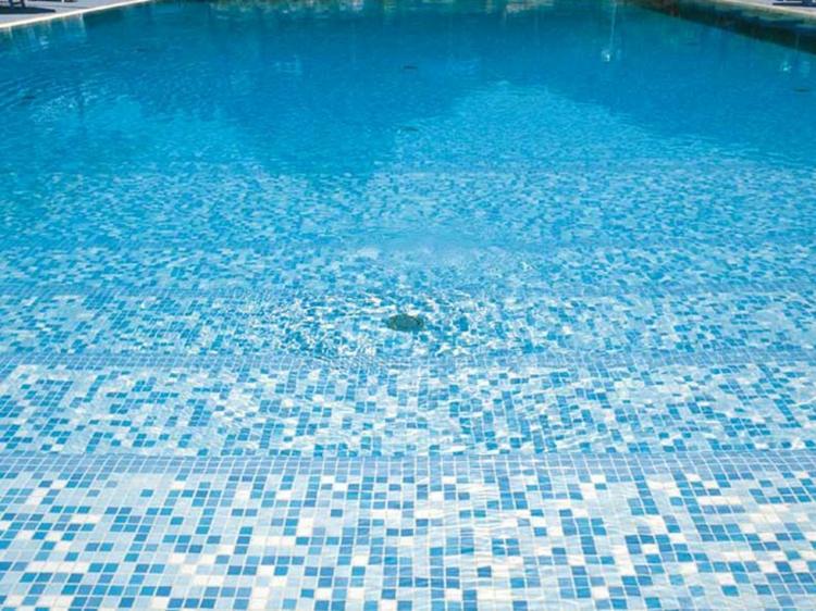 ideen-poolgestaltung-appiani-klassisch-blau-weiss-mosaik-design-treppe