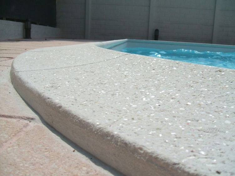 ideen-poolgestaltung-carobbio-rand-rand-beton-design-attraktiv