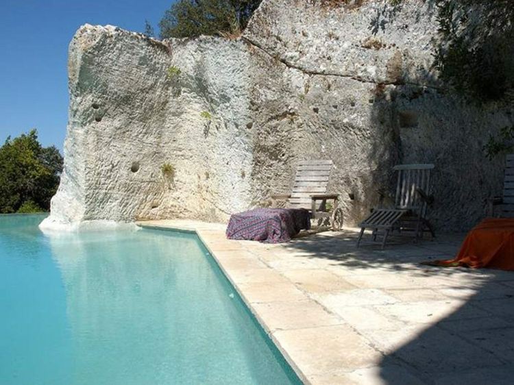 ideen-poolgestaltung-indalo-piscine-felsen-dekorativ-natuerlich-terrasse-stein-fliesen