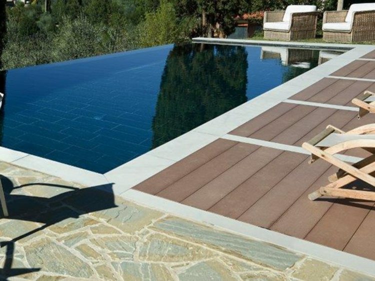 ideen-poolgestaltung-indalo-piscine-infinity-dunkel-poolbereich-holz-fussboden