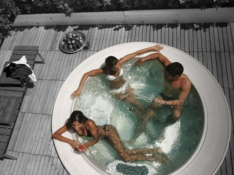 ideen-poolgestaltung-mirror-620-teuco-whirlpool-grau-terrasse-entspannen