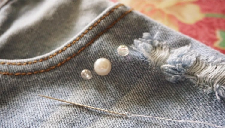 jeans-mit-perlen-verzieren-anleitung-denim-dekorieren-nadel-faden