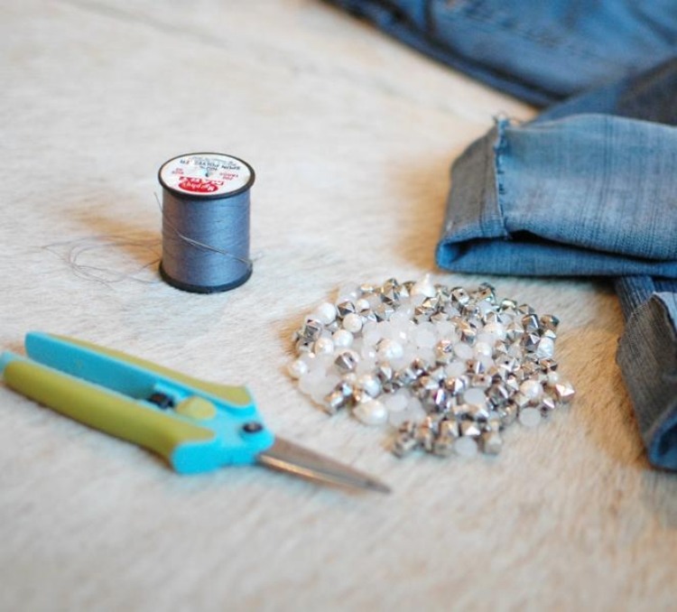 jeans-mit-perlen-verzieren-anleitung-materialien-faden-schere