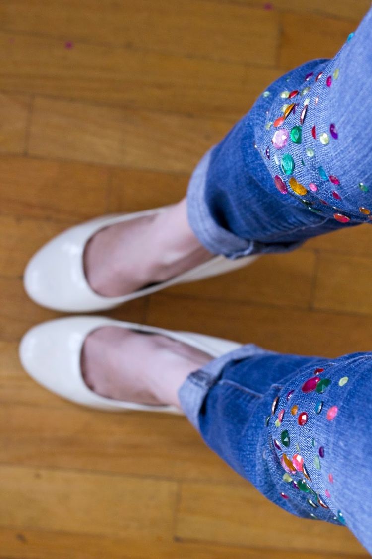 Jeans mit Perlen -verzieren-ideen-knie-bunte-strasssteine-dekorieren-hochkrempeln