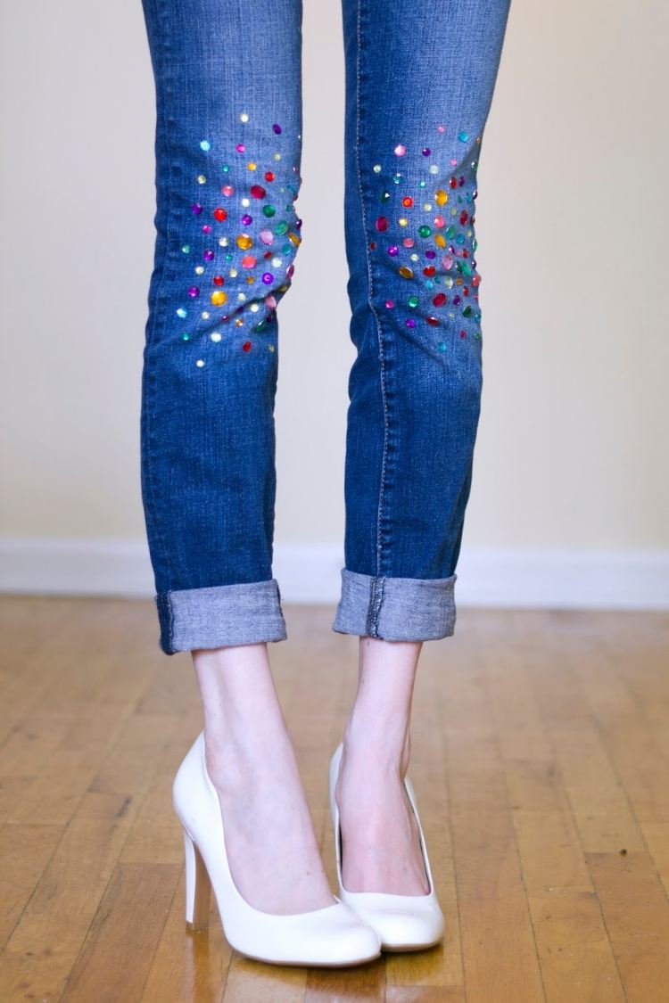 Jeans mit Perlen -verzieren-ideen-knien-dekorieren-knoechellang-hochkrempeln