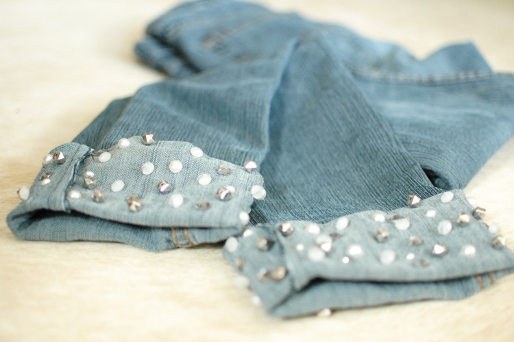 Jeans mit Perlen -verzieren-ideen-nieten-hochkrempeln-knoechellang