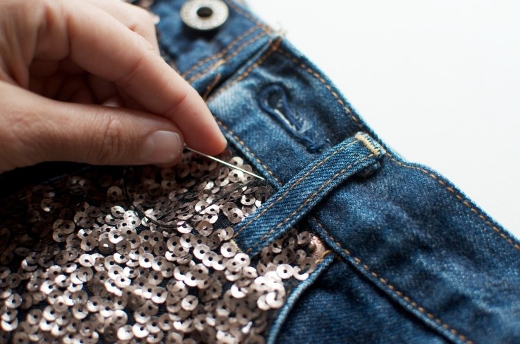 jeans-shorts-mit-pailletten-verzieren-anleitung-aufnaehen-bronze-farbe