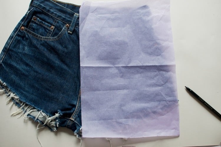jeans-shorts-mit-pailletten-verzieren-anleitung-schnittmuster-papier-markieren-diy