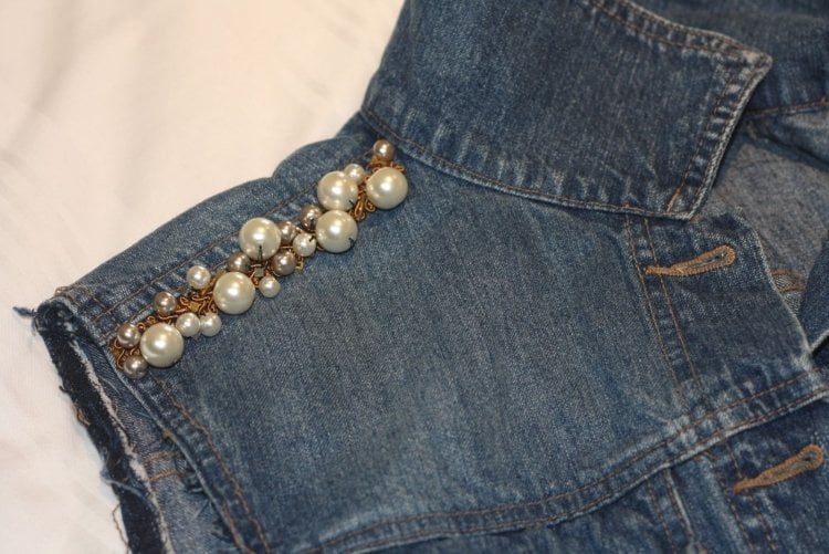 jeansweste-mit-perlen-verzieren-anleitung-schulter-borte-dekorieren