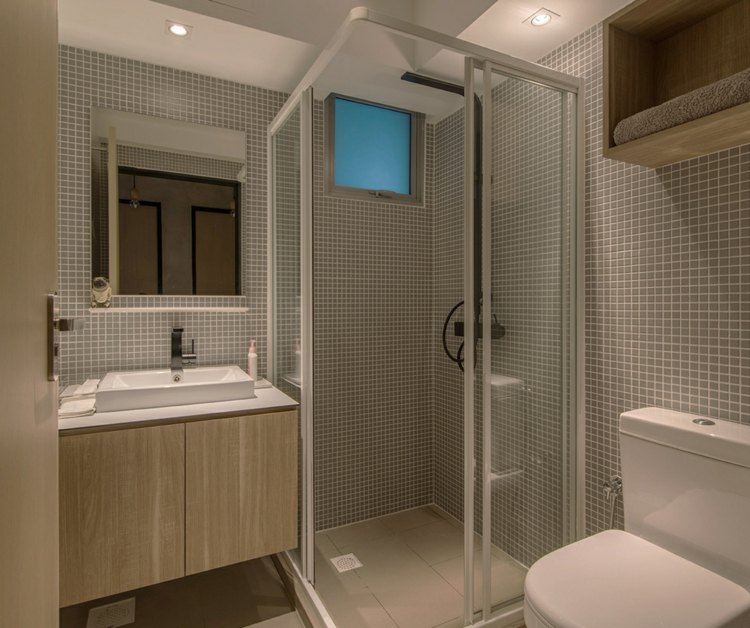 kleine-wohnung-einrichten-bad-mosaik-duschkabine-holzunterschrank-weiss-aufsatzwaschbecken-spiegel
