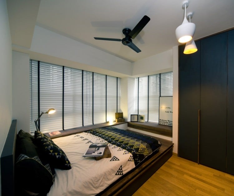 kleine-wohnung-einrichten-schlafzimmer-podest-bett-schwarz-einbauschrank-holzboden-weiss-pendelleuchte