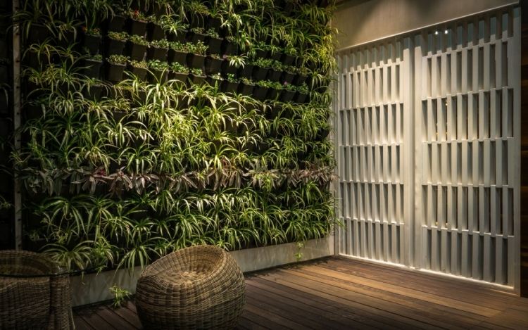 kreative-wandgestaltung-modern-design-vertikaler-garten-pflanzen-lamellenwand