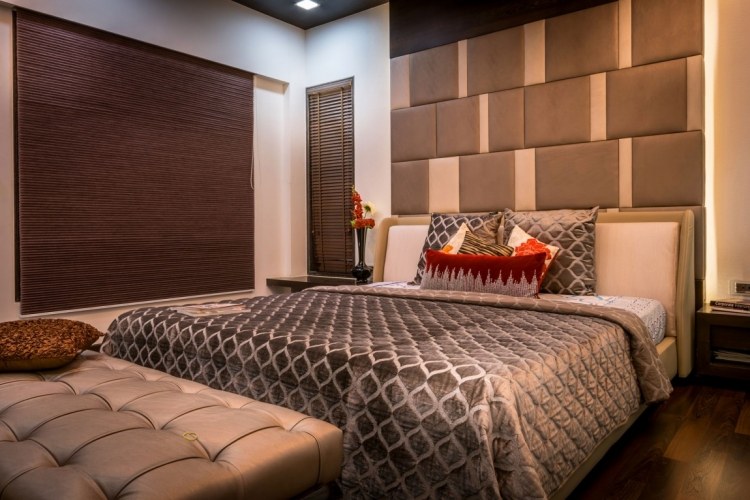 kreative-wandgestaltung-schlafzimmer-kopfteil-polster-paneele-beige-ornamente-modern-design