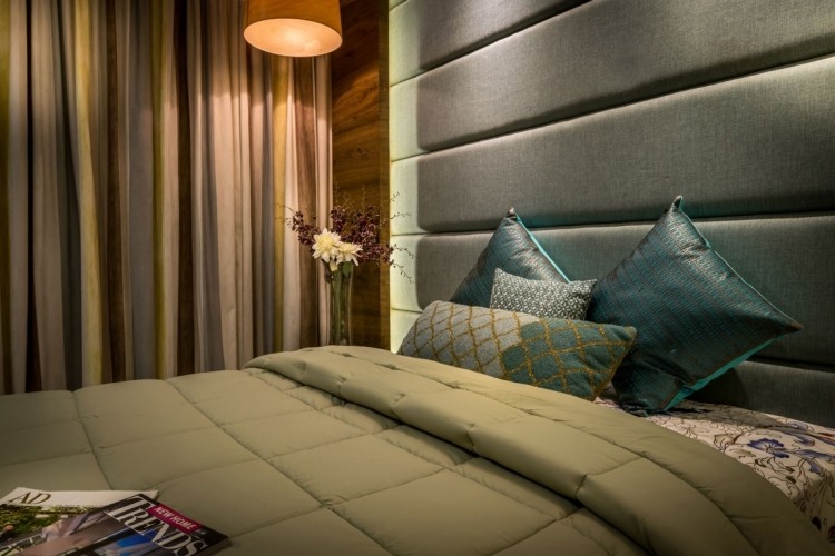 kreative-wandgestaltung-schlafzimmer-polsterwand-kopfteil-bett-kissen-modern-design