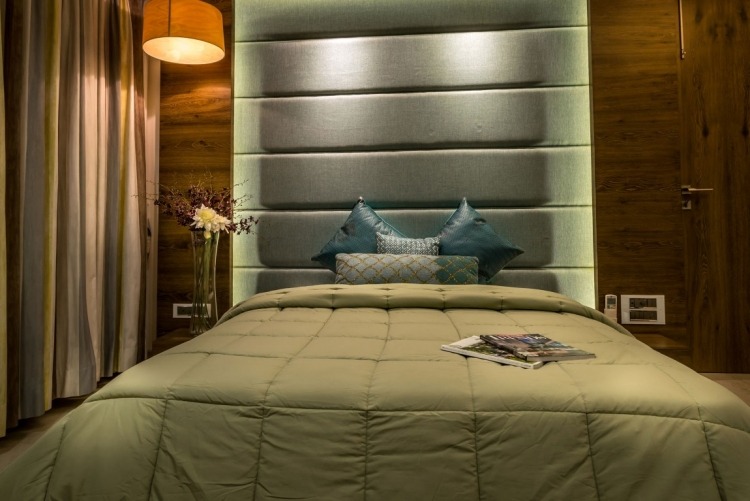 kreative-wandgestaltung-schlafzimmer-polsterwand-stoff-modern-design