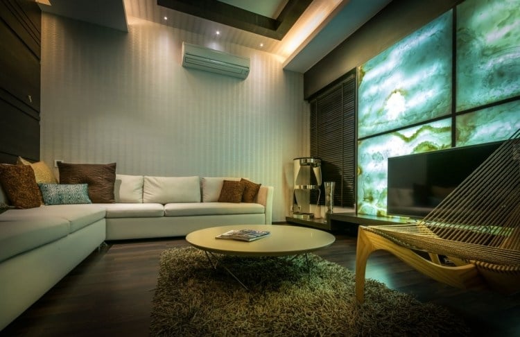 kreative-wandgestaltung-wohnzimmer-indirekte-beleuchtung-naturstein-paneele-modern-design