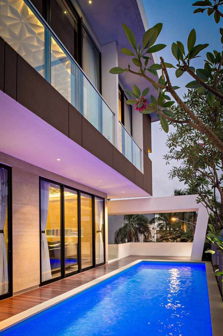 luxushaus-pool-lila-beleuchtung-balkon-glas-gelaender