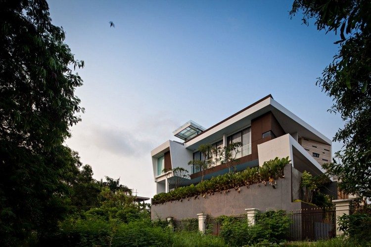 luxushaus-rueckseite-sichtschutz-terrasse-gruene-pflanzen