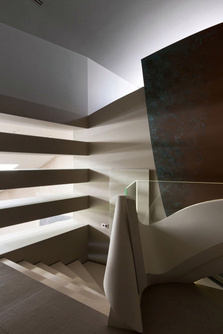 moderne-architektur-haus-interio-innetreppe-licht-shclitze-geschwungene-form